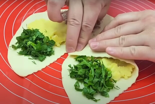 Процесс приготовления пирожков, кадр из видео