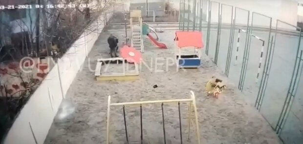 Напад на дитячому майданчику