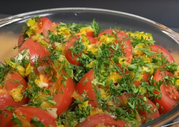 Салат из помидоров, кадр из видео