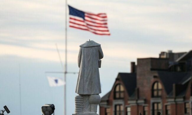 Безголова статуя Христофора Колумба у США \\ фото Boston Globe