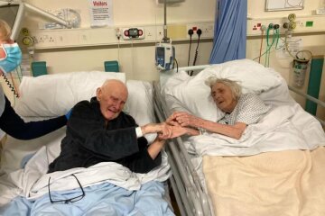 Пожилая пара в больнице