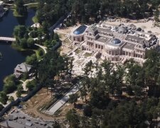 Пока Ринат Ахметов строил невероятный дворец, другие страны строят военную технику: волонтер показал разницу