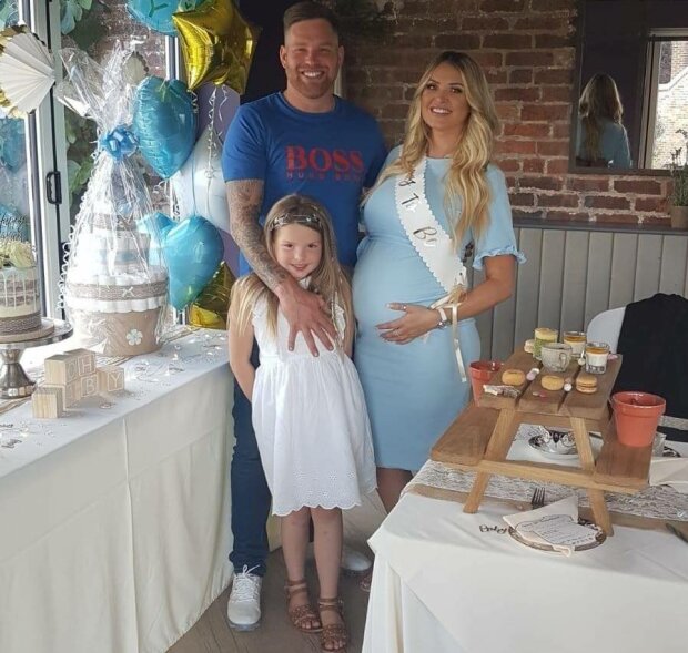 Девочка написала письмо Санти, в котором просит оставить ее без подарков