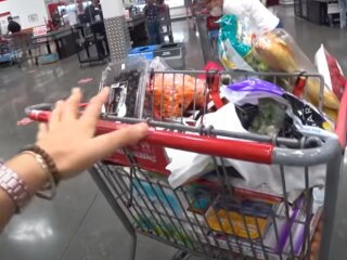 Продукти в супермаркеті: скрін з відео