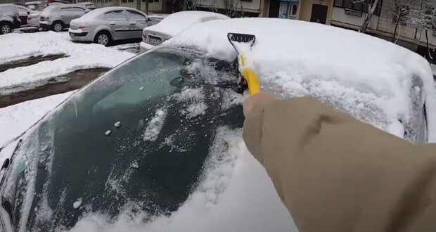 Чистка авто от снега: скрин с видео