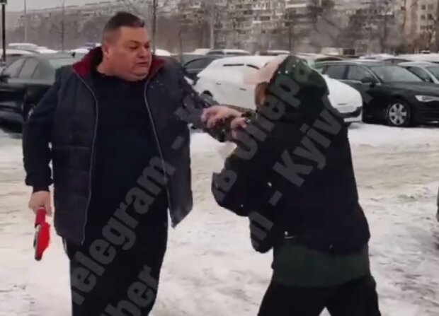 Мужчина бьет девочку-подростка, кадр из видео