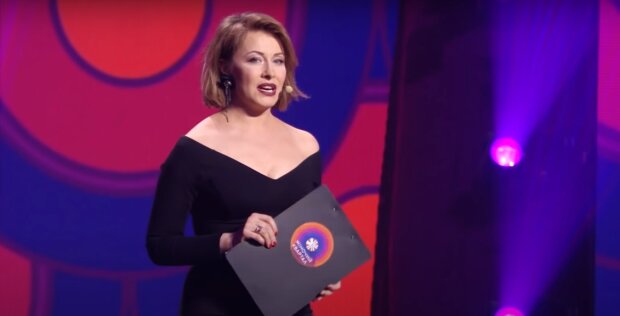 Олена Кравець, скріншот до відео з каналу "Студія Квартал 95 Online" в YouTube