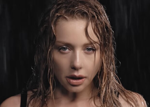 Тина Кароль, кадр из клипа на песню "Не святі"