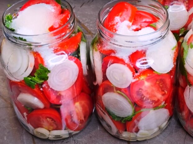 Мариновані помідори, кадр з відео