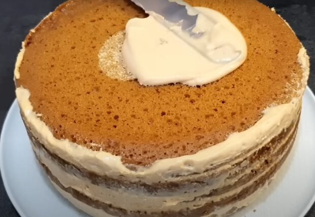 Приготування медовика, кадр з відео