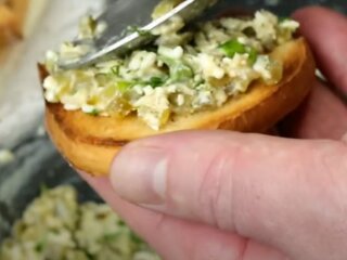 Намазка на хлеб, кадр из видео