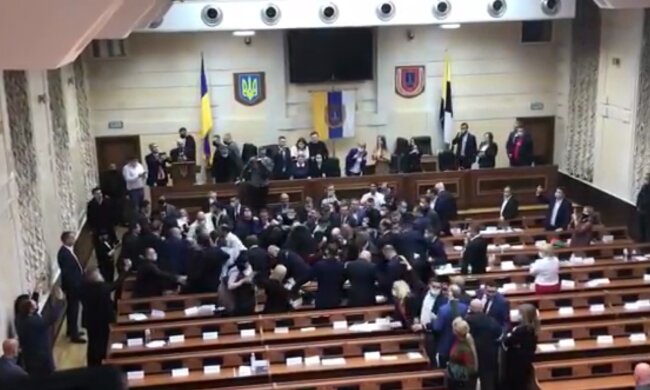 Слуги народу влаштували бійку на першому ж засіданні: зламали руку жінці, поливали водою і матюкалися