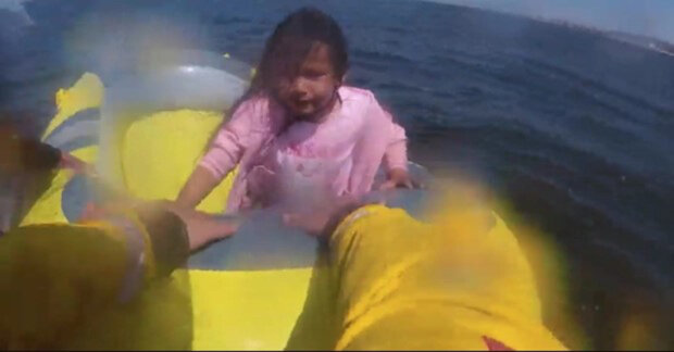 8-летнюю девочку унесло в море на надувной лодочке