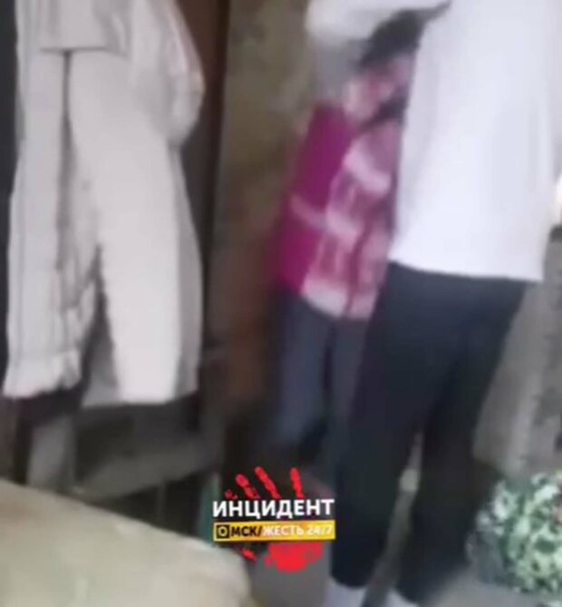 Батько виховував малюків кидаючи їх головою об підлогу