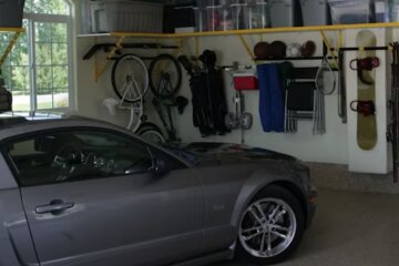Авто стоит в гараже: скрин с видео