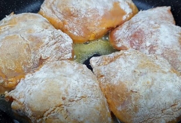 Тушковані курячі стегна, кадр з відео