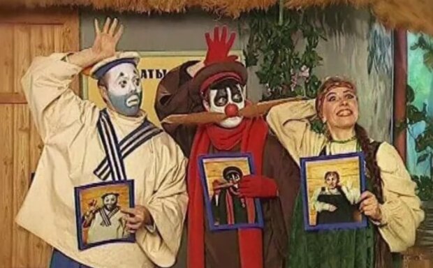 Сергій Гладков (посередині), кадр з "Село дурнів"