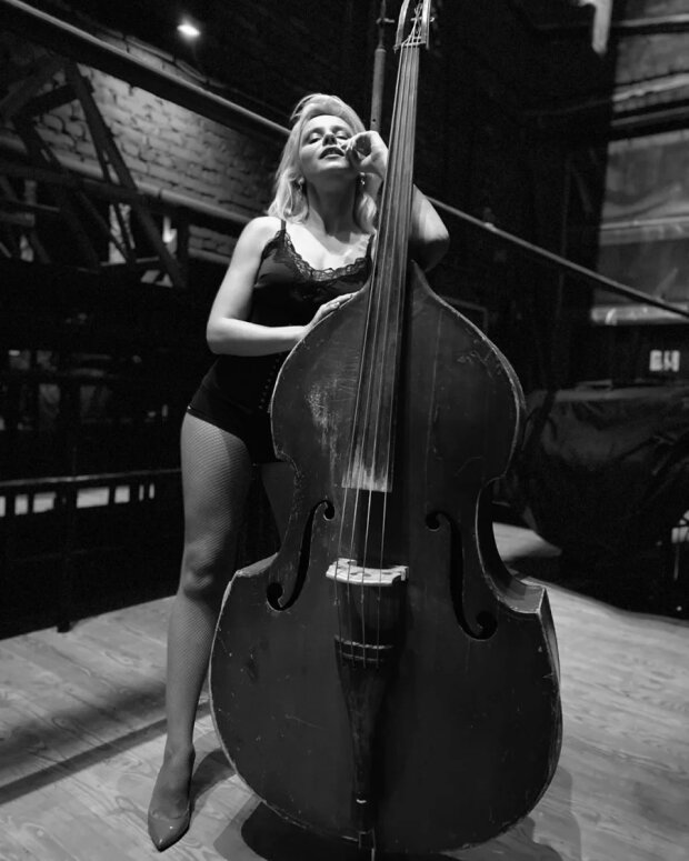 Лілія Ребрик з контрабасом