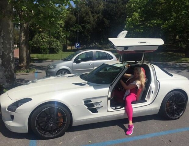 Оля Полякова в Мерседесі