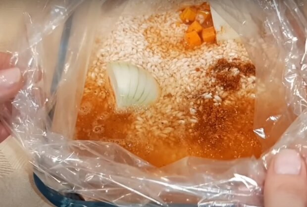 Запечена з рисом курка, кадр з відео