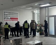 У Києві викрили масштабний шахрайський кол-центр із сотнями іноземців: "охоронці" напали на журналістів (оновлено)