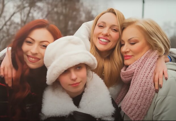Оля Полякова з дочками та мамою, кадр з кліпу