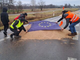Поляки высыпают украинское зерно, кадр из видео