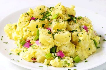 Вся семья будет облизывать тарелки: рецепт сытного картофельного салата с сыром и яблоком