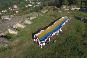 Креативный флаг: на Тернопольщине представили необычную композицию к празднику