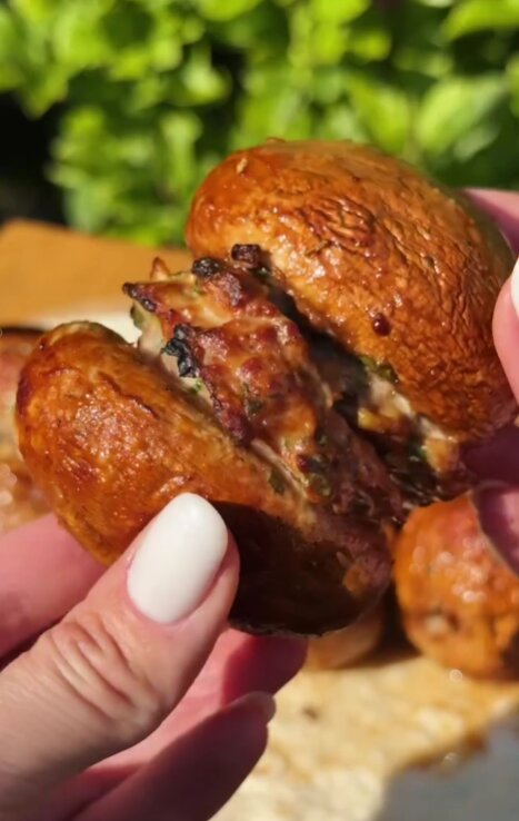 Печериці з фаршем на мангалі