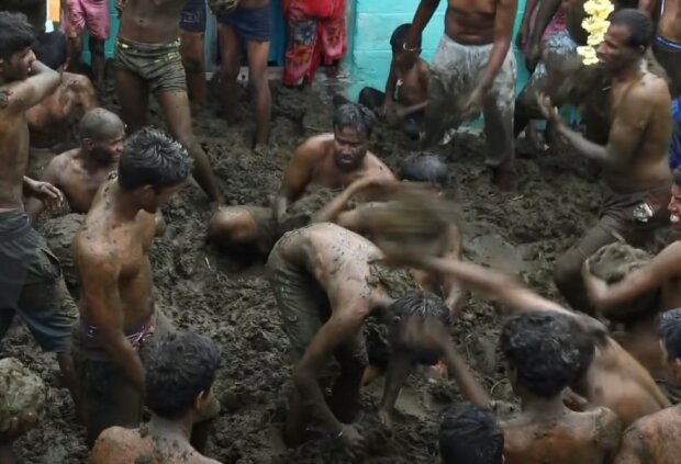 Жители деревни проводят ежегодную битву коровьим навозом