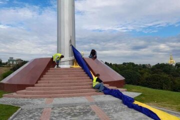 После пафосного открытия Кличко, флаг Украины порвался и его вываляли на земле