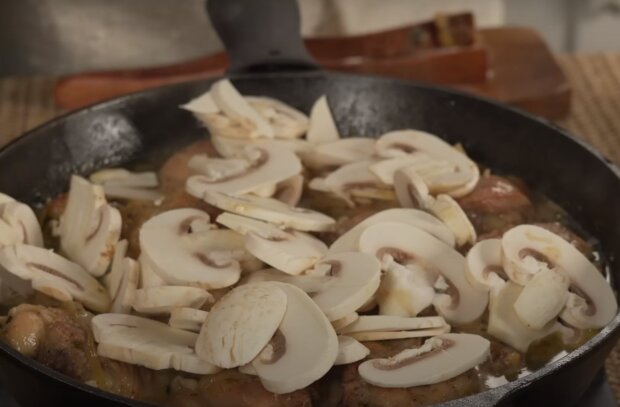 Курица с грибами, кадр из видео