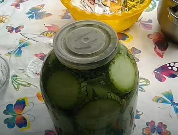 Квашені кабачки, кадр з відео
