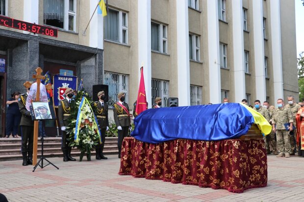 провели в останню путь Героя України Тараса Матвєєва