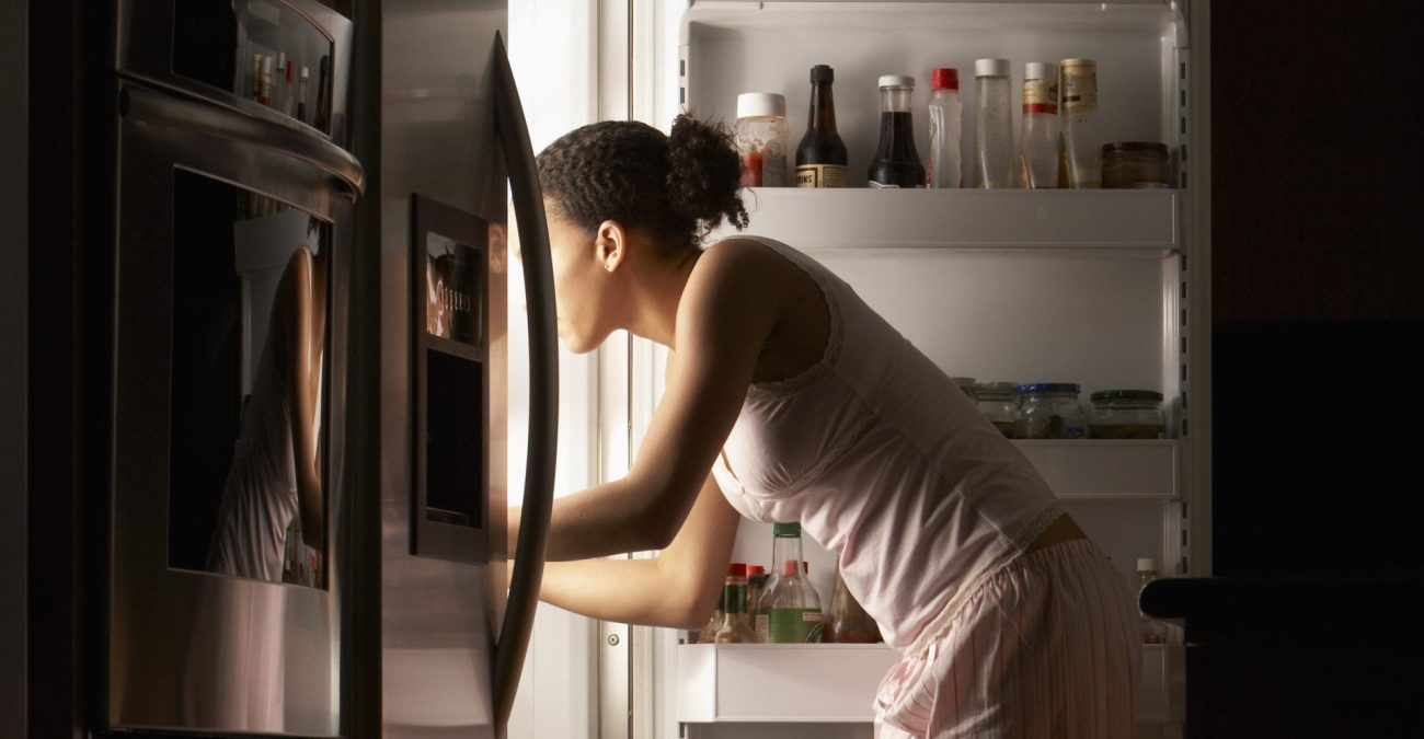 голая девушка в холодильнике