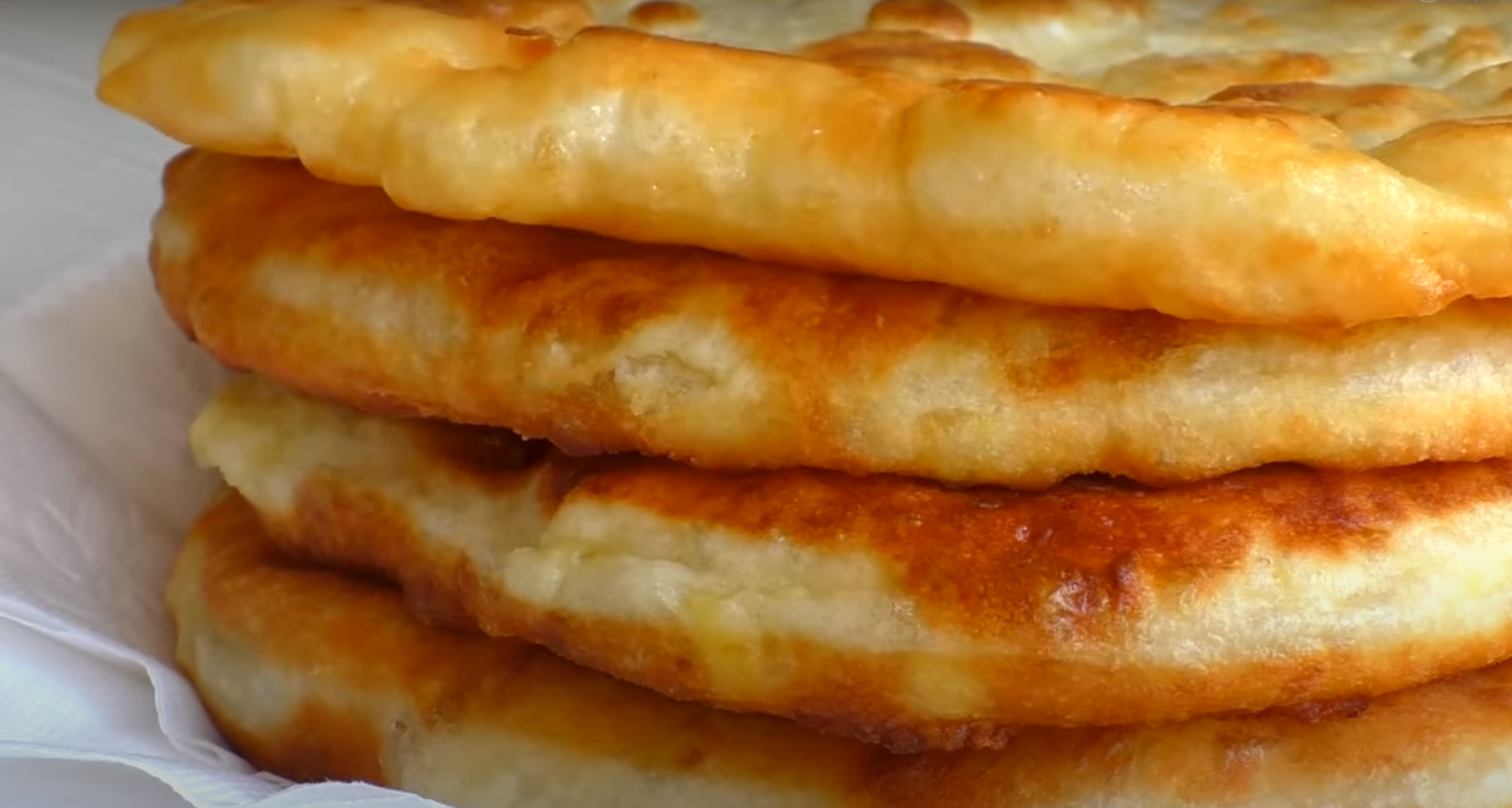 Лепешки из картофельного теста. Картофельные лепешки на картофельном отваре. картофельная лепешка с мясом и овощами. лепёшки из картошки на сковороде быстро и вкусно.